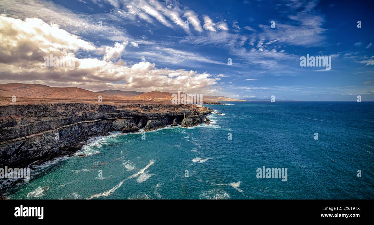 Unglaublicher Panoramablick auf die Höhlen von Ajuy, Fuerteventura, Spanien, Meer, Blau, horizont Stockfoto