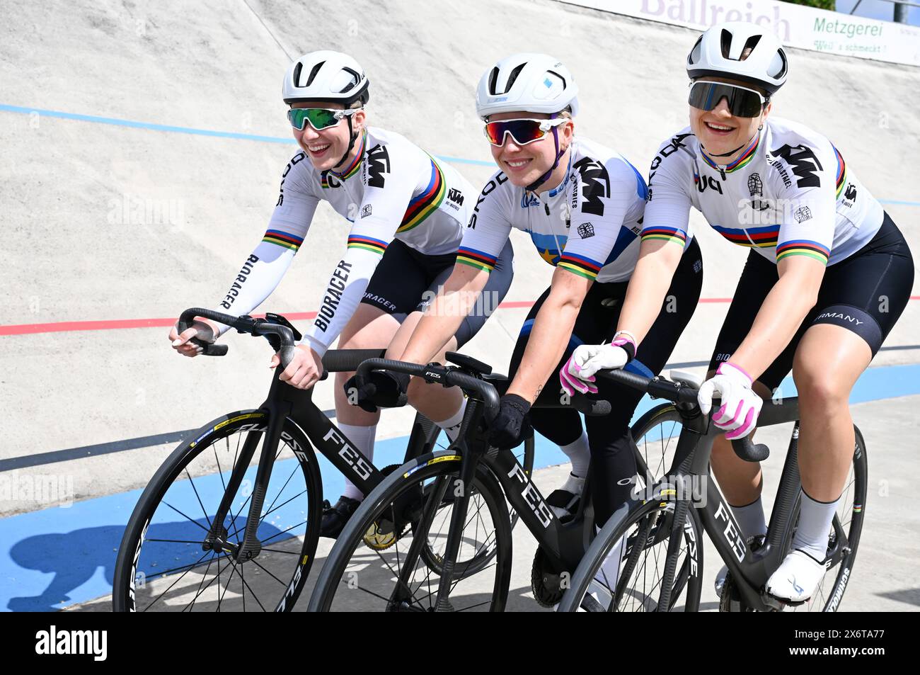 Dudenhofen, Deutschland. Mai 2024. Radsport/Strecke: BDR präsentiert seine Bahnradsprintern für die Olympischen Spiele. Die Sprinter Pauline Grabosch (von links) Emma Hinze und Lea Sophie Friedrich. Quelle: Bernd Weißbrod/dpa/Alamy Live News Stockfoto