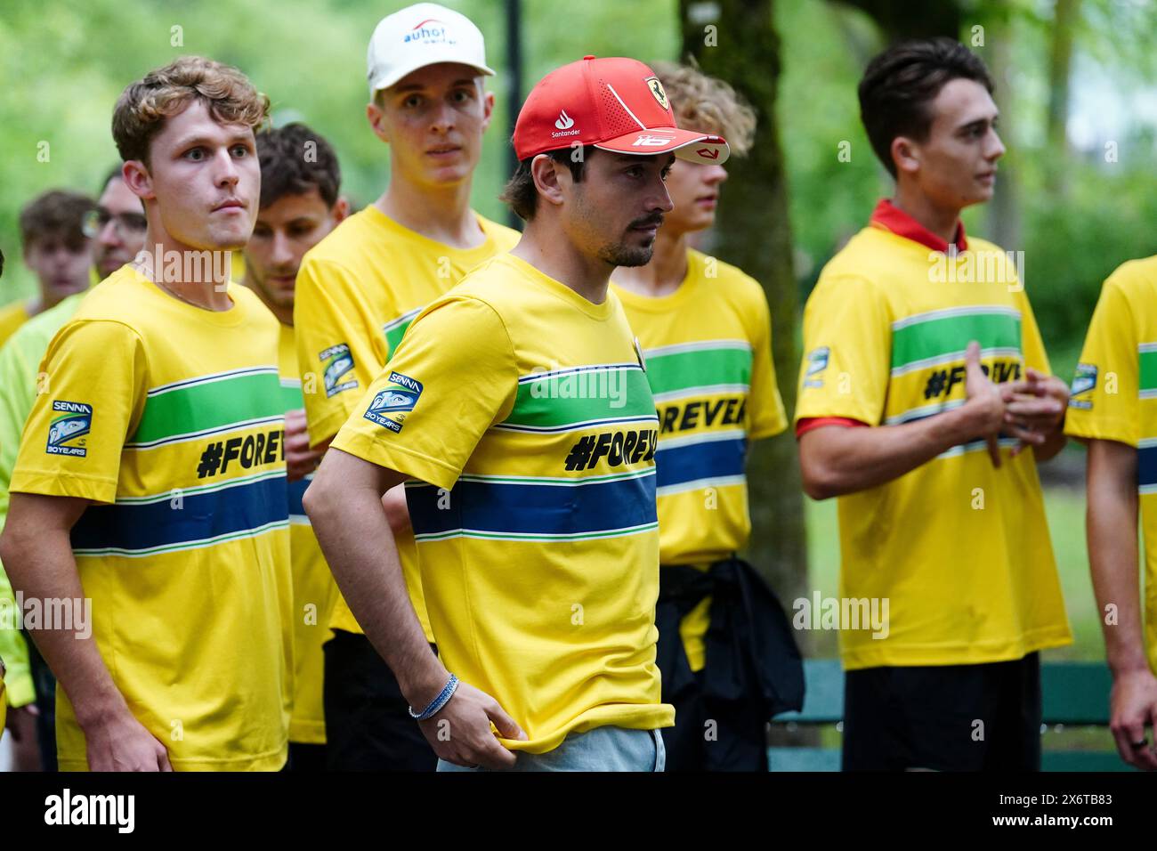 Ferrari-Fahrer Charles Leclerc (Mitte) und andere Fahrer zollen ihre Anerkennung am Ayrton Senna Memorial auf der Autodromo Internazionale Enzo e Dino Ferrari Strecke in Italien. Es ist 30 Jahre her, dass die Karriere des Brasilianers abgebrochen wurde, als er 1994 im Alter von 34 Jahren beim Großen Preis von San Marino starb. Senna nahm an 161 Formel-1-Rennen Teil, gewann 41 davon und gewann drei Weltmeisterschaften. Bilddatum: Donnerstag, 16. Mai 2024. Stockfoto