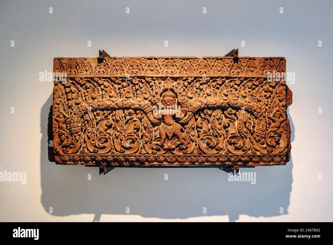 Nizza, Frankreich - 19. November 2023 : geschnitzter Sturz, Kambodscha, 3. Viertel des 10. Jahrhunderts, Pre Rup Stil, Sandstein Stockfoto