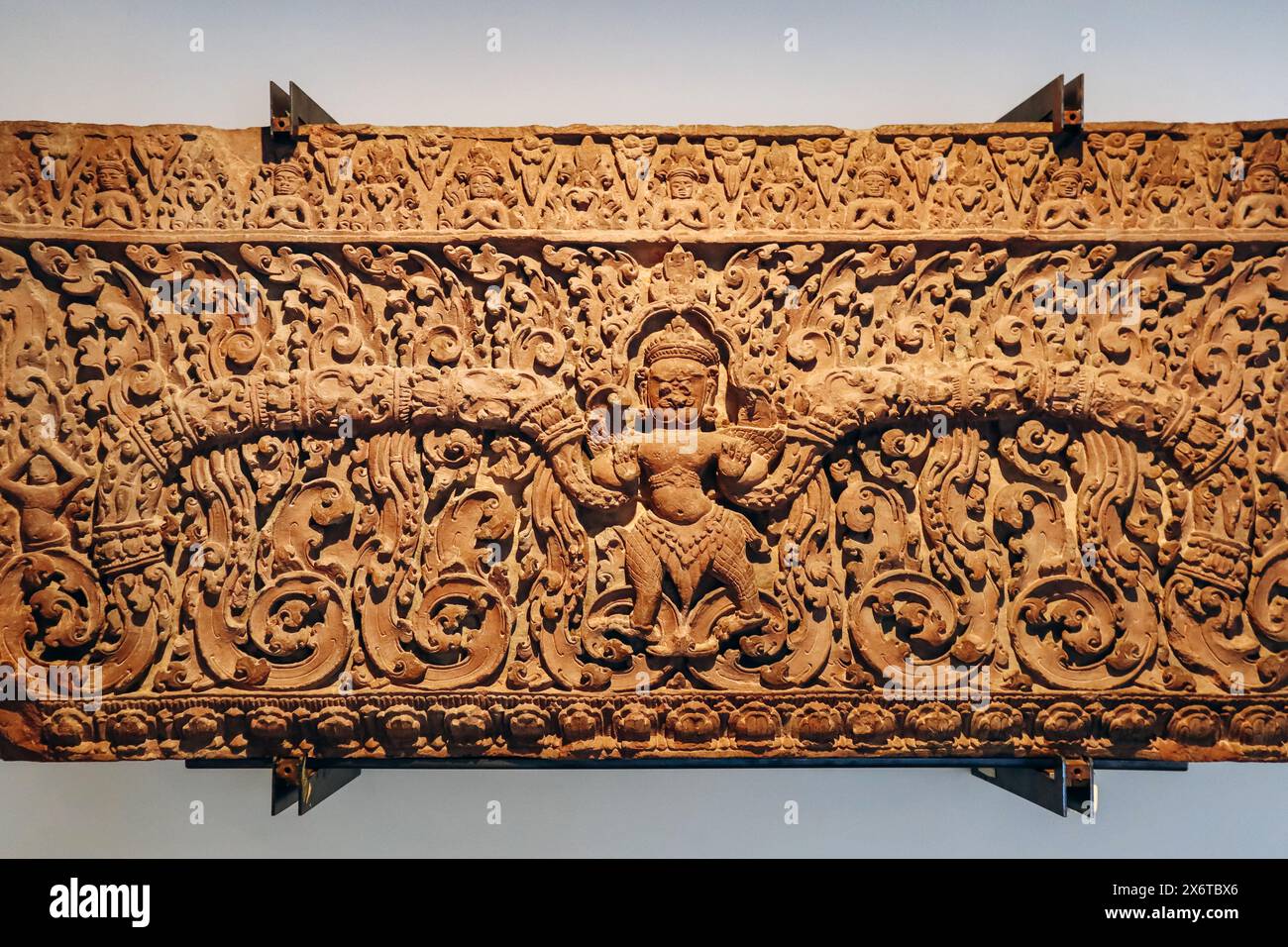 Nizza, Frankreich - 19. November 2023 : geschnitzter Sturz, Kambodscha, 3. Viertel des 10. Jahrhunderts, Pre Rup Stil, Sandstein Stockfoto