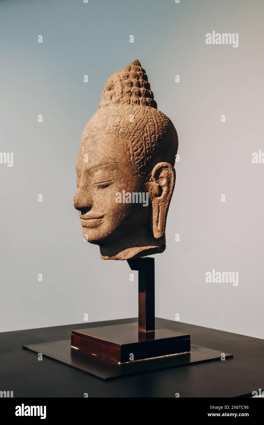 Nizza, Frankreich - 19. November 2023 : Kopf einer buddhistischen Gottheit. Aus Kambodscha, Ende des 12. Jahrhunderts, Bayon-Stil, grauer Sandstein Stockfoto