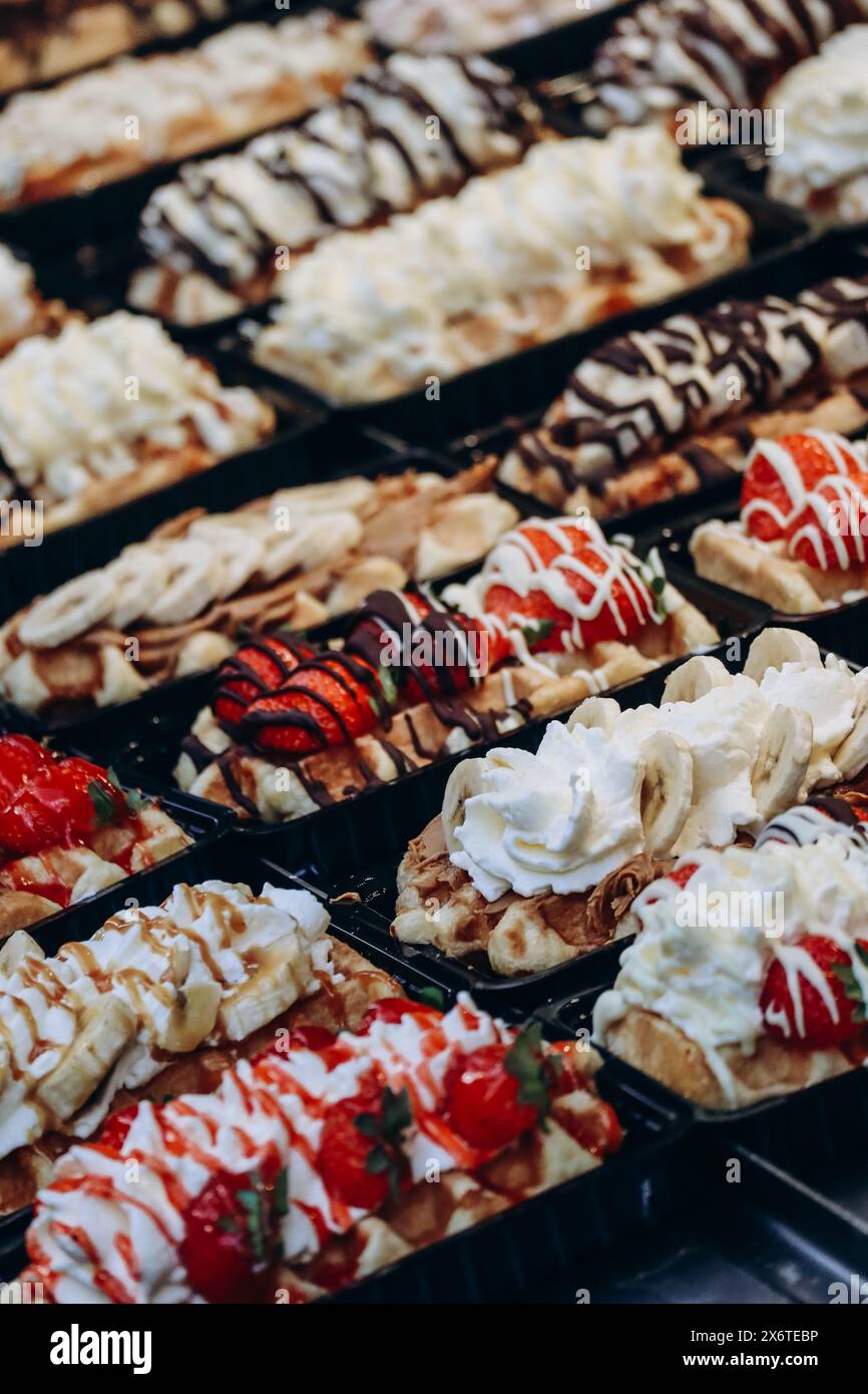Traditionelle belgische Waffeln mit verschiedenen Belägen Stockfoto
