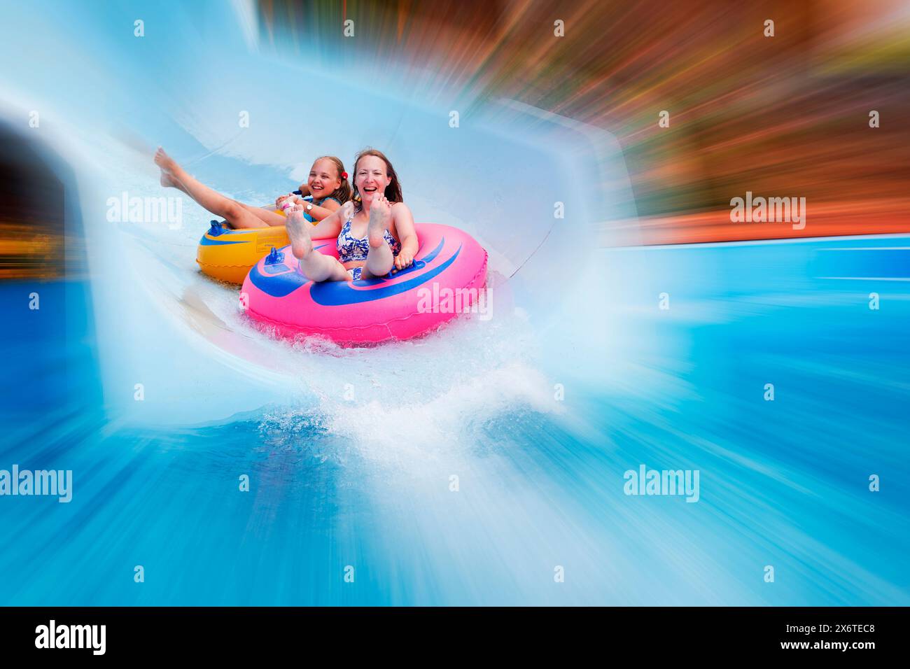 Radiale Unschärfe des Mutter- und Tochter-Wassers, das im Acqua Plus Wasserpark zusammen gleitet. Kreta, Griechenland. Stockfoto