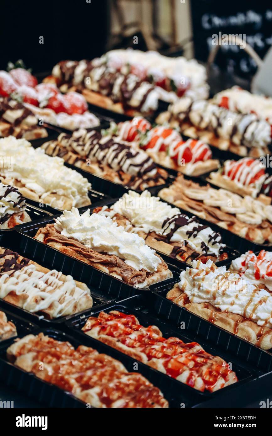 Traditionelle belgische Waffeln mit verschiedenen Belägen Stockfoto