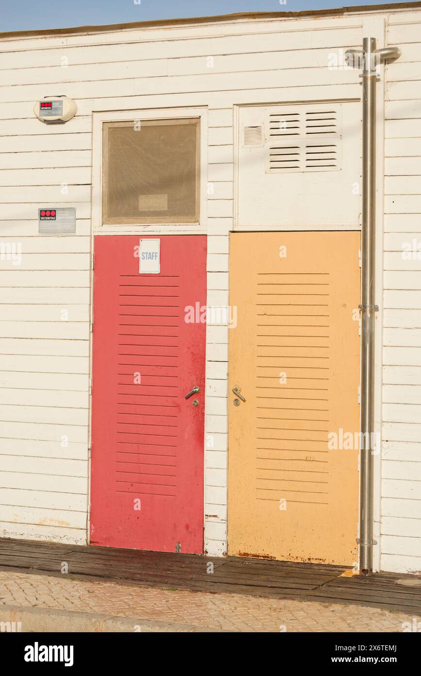 Alte verblasste lackierte Holzflächen. Tür und Türgriff. Stockfoto