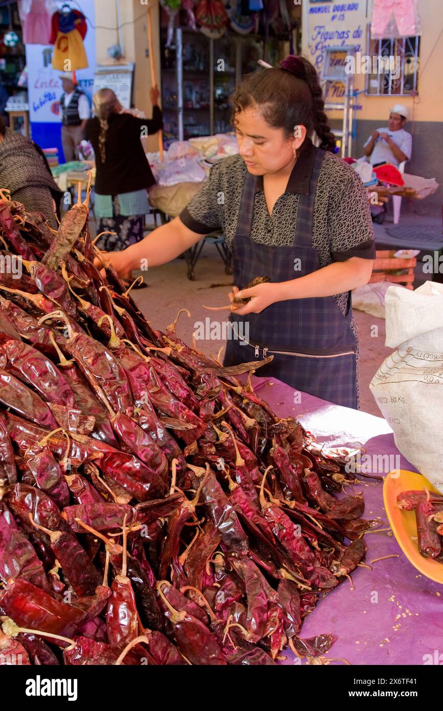 Tlacolula, Oaxaca, Mexiko. Tlacolula-Markt. Große rote Chili Huajillo Paprika zum Verkauf. Stockfoto