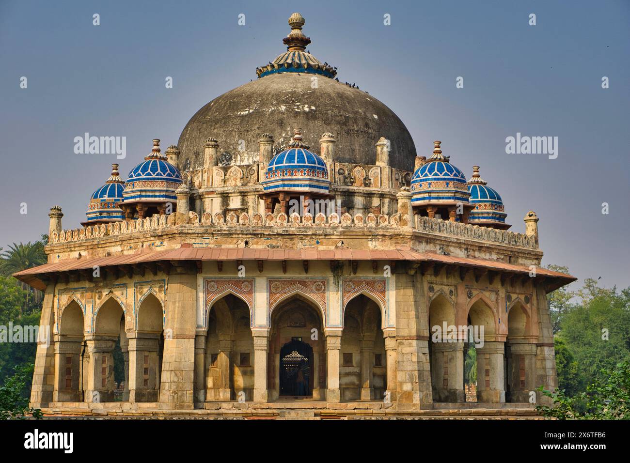 Historisches Denkmal des Isa Khan Grabes in Neu-Delhi, Indien, aufgenommen im Dezember 2018 Stockfoto