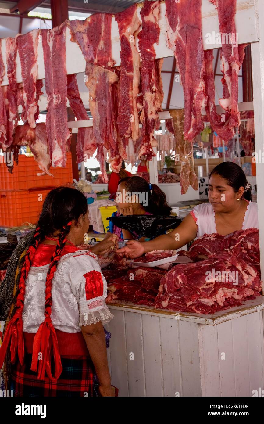 Tlacolula; Oaxaca; Mexiko. Tlacolula Fleischmarkt, bestehend aus zahlreichen kleinen Einzelständen. Stockfoto