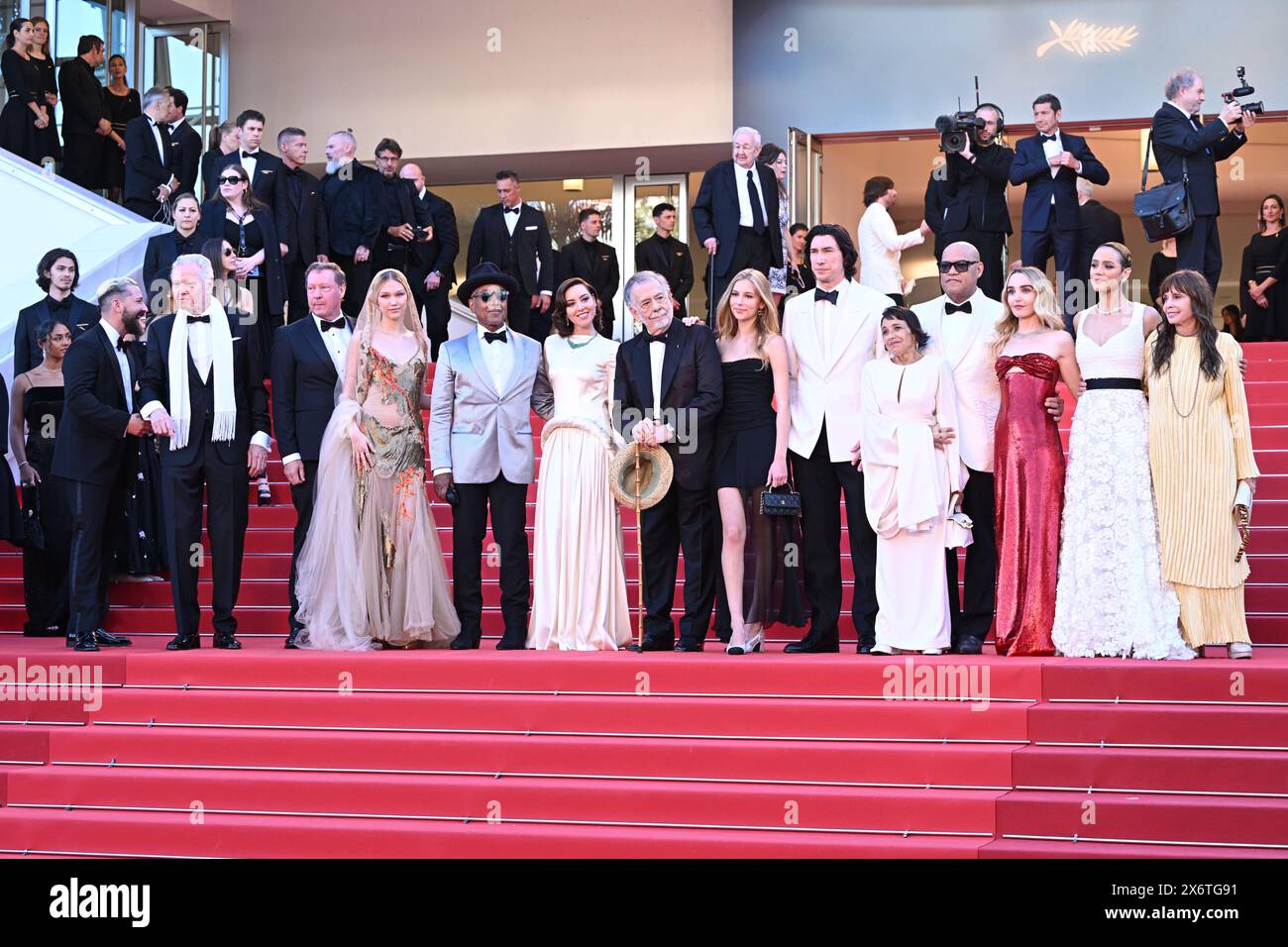 (2. Links nach rechts) Jon Voight, D. B. Sweeney, Grace Van der Waal, Giancarlo Esposito, Aubrey Plaza, Francis Ford Coppola, Romy Croquet, Adam Driver, Kathryn Hunter, Laurence Fishburne, Chloe Fineman, Nathalie Emmanuel und Talia Shire nehmen an der Megalopolis-Premiere während des 77. Filmfestivals in Cannes Teil. Bilddatum: Donnerstag, 16. Mai 2024. Stockfoto