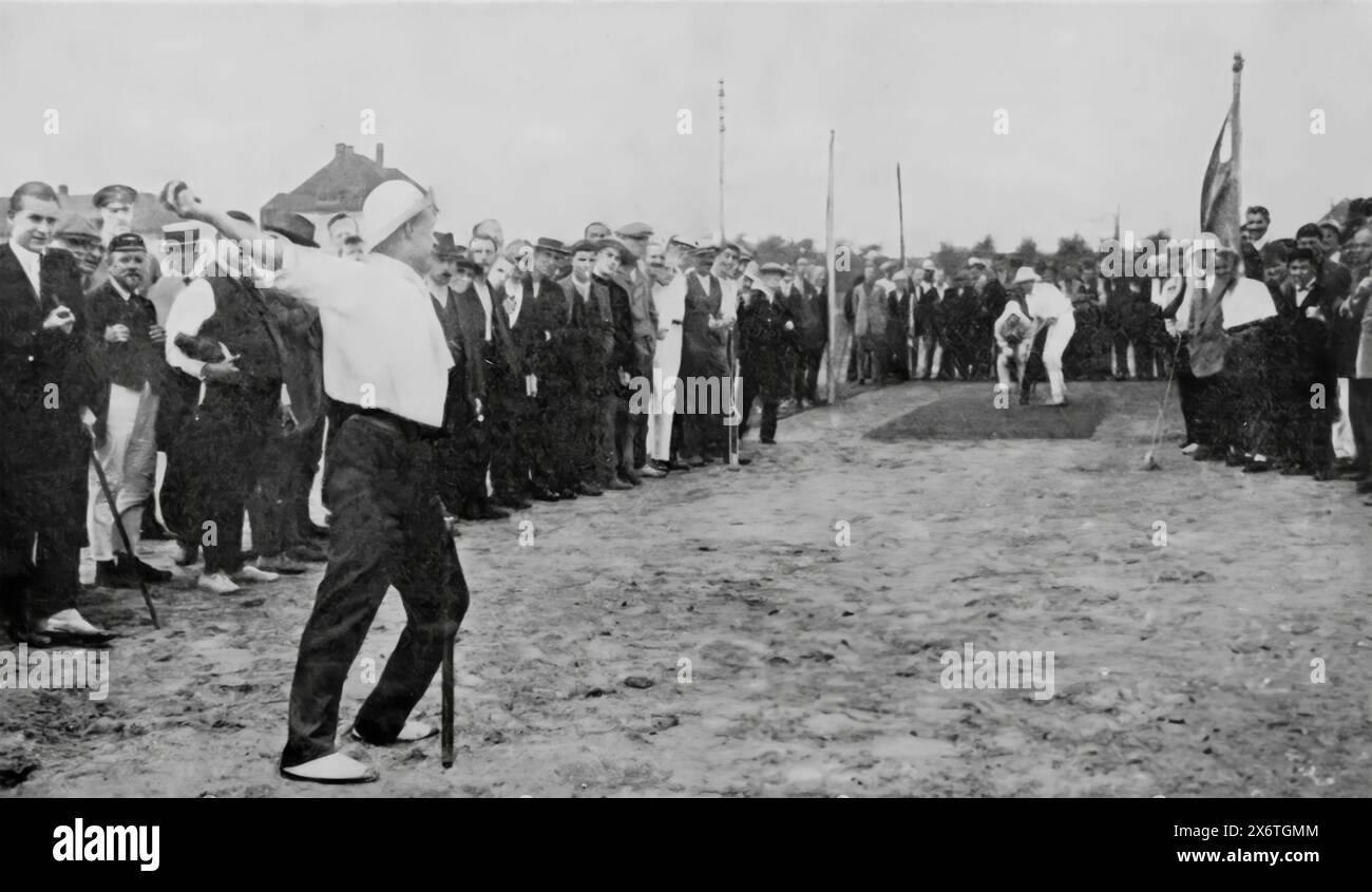 Ein Foto englischer Gefangener im Lager Ruhleben während des Ersten Weltkriegs. Dieses Bild zeigt sie während ihrer Erholungszeit, wo Cricket als Ausgangsbasis für ihr geistiges und körperliches Wohlbefinden genutzt wurde. Ruhleben, in der Nähe von Berlin, beherbergte zivile Häftlinge, vor allem Briten, die unter den schwierigen Bedingungen der Internierung durch Sport und andere Aktivitäten die Moral und Gesundheit bewahren wollten. Stockfoto
