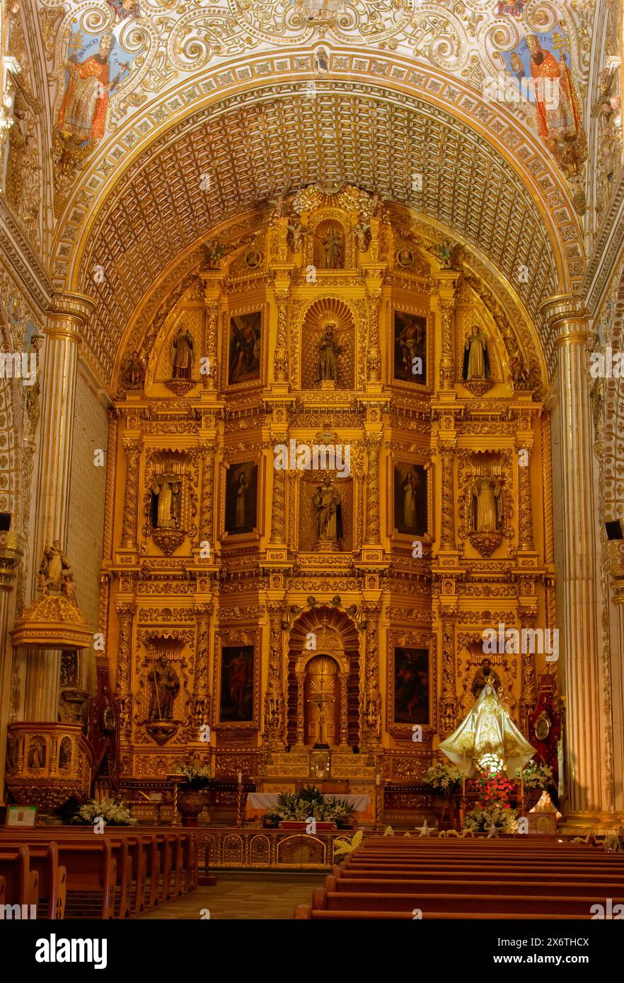 Oaxaca; Mexiko; Nordamerika. Altar der Kirche Santo Domingo, erbaut 1570–1608. Stockfoto