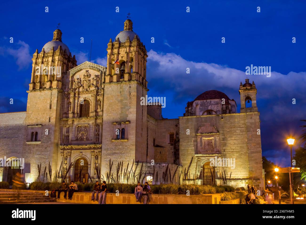 Oaxaca; Mexiko; Nordamerika. Kirche Santo Domingo in der Abenddämmerung. Baujahr 1570-1608. Stockfoto