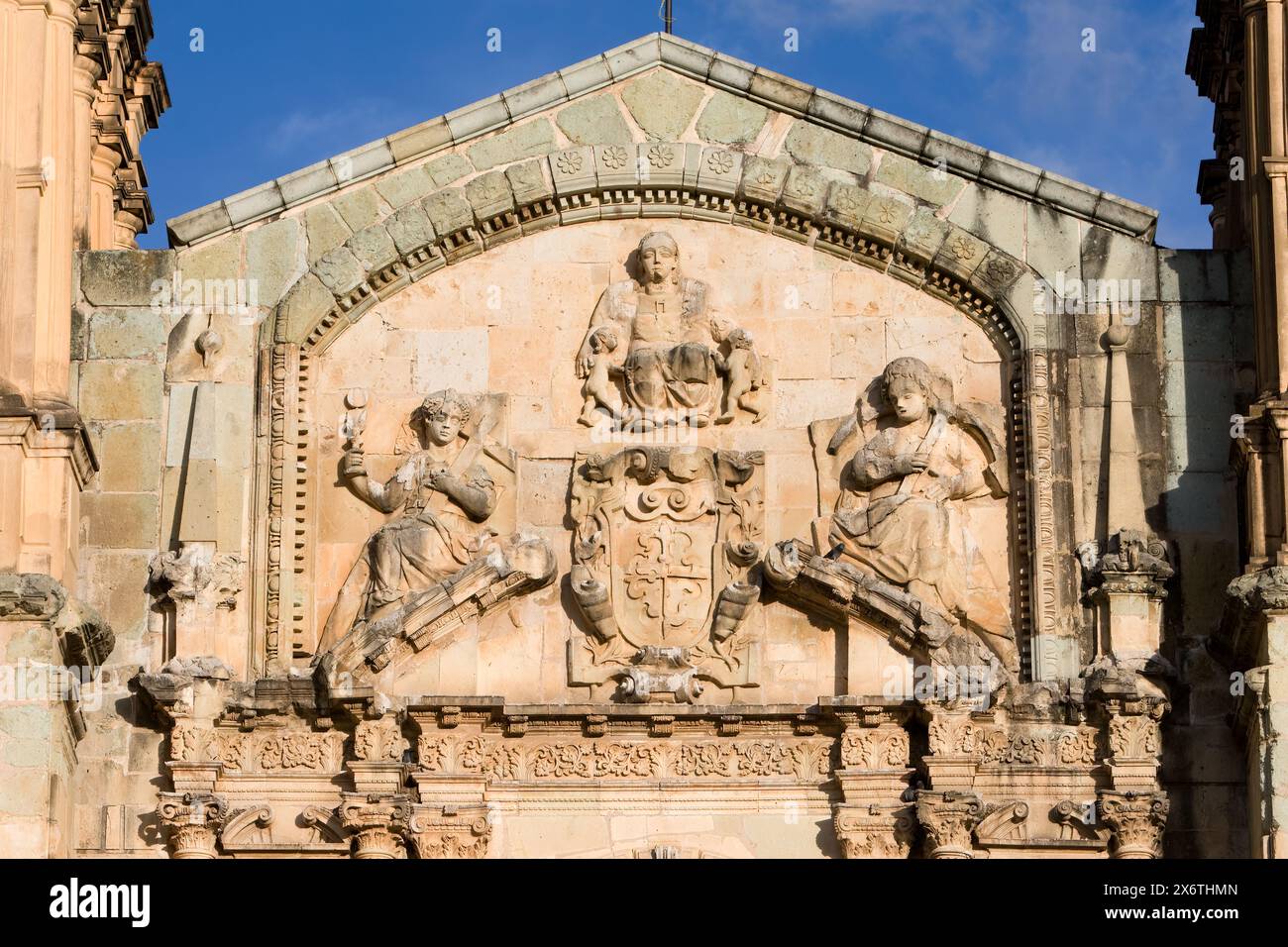 Oaxaca; Mexiko; Nordamerika. Barocke Fassade der Kirche Santo Domingo, erbaut zwischen 1570 und 1608. Stockfoto