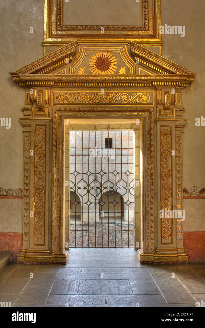 Oaxaca; Mexiko; Nordamerika. Korridorportal mit Blick auf den Innenhof des ehemaligen Klosters der Kirche Santo Domingo. Stockfoto