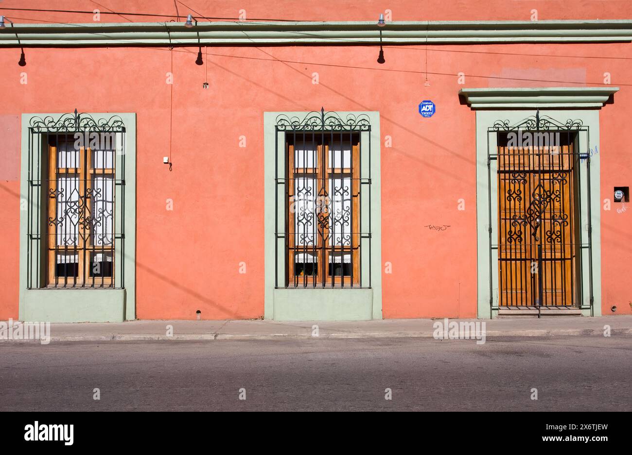 Oaxaca; Mexiko; Nordamerika. Hausfront, Grillarbeiten. Stockfoto