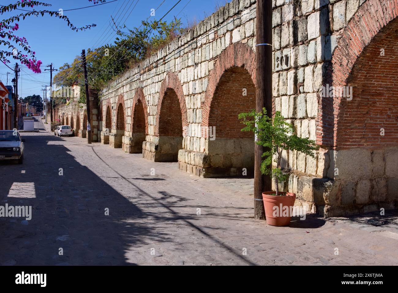 Oaxaca; Mexiko; Nordamerika. Aquädukt von Xochimilco, 18. Century Stone Aquädukt. Bögen, Straßenszene, Manuel Garcia Vigil Street. Stockfoto