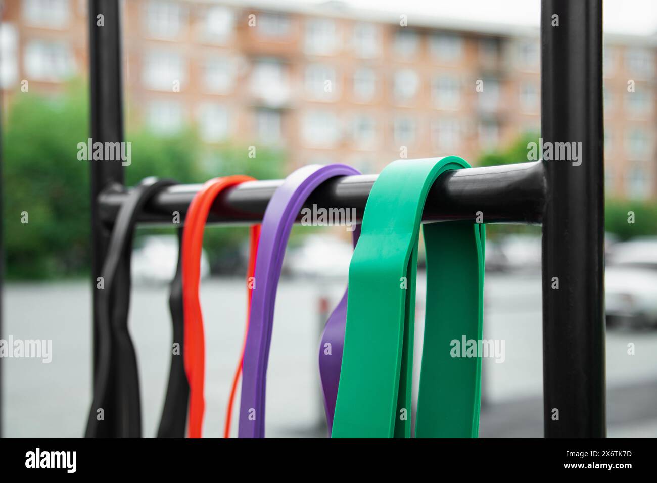 Set von bunten elastischen Fitnessbändern. Fitness-Trend für Heimtrainings. Nahansicht Stockfoto