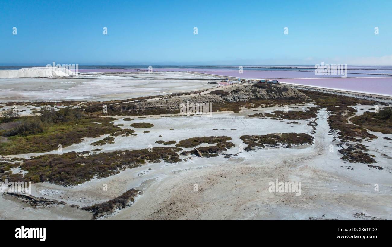 Pools mit rotem Wasser reich an Salz, touristische Attraktion der Giraud Salinen im regionalen Naturpark Camargue in der Provence. Leuchtende Farben erfasst Stockfoto