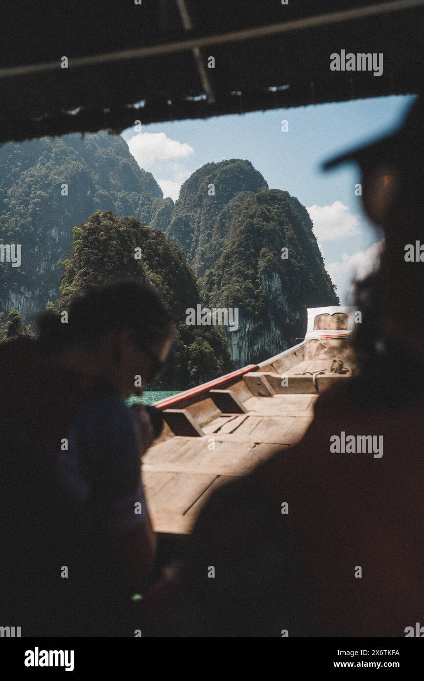 Innenansicht eines Bootes mit Blick auf die Bergkulisse. Khao Sok Nationalpark, Thailand Stockfoto