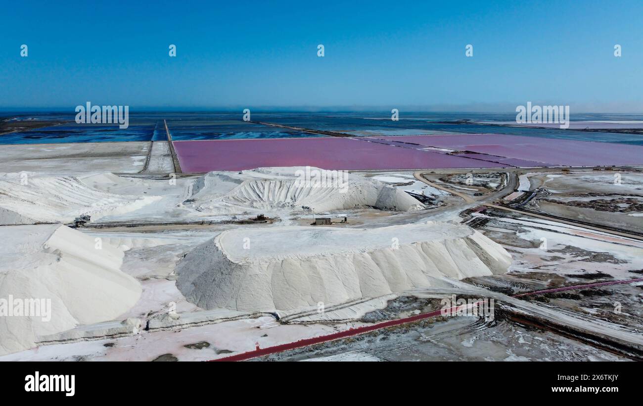 Riesige Salzvorkommen in Frankreich, gefilmt von einer Drohne. Salin du Giraud im regionalen Naturpark Camargue in der Provence. Französische und europäische Lebensmittelindustrie Stockfoto