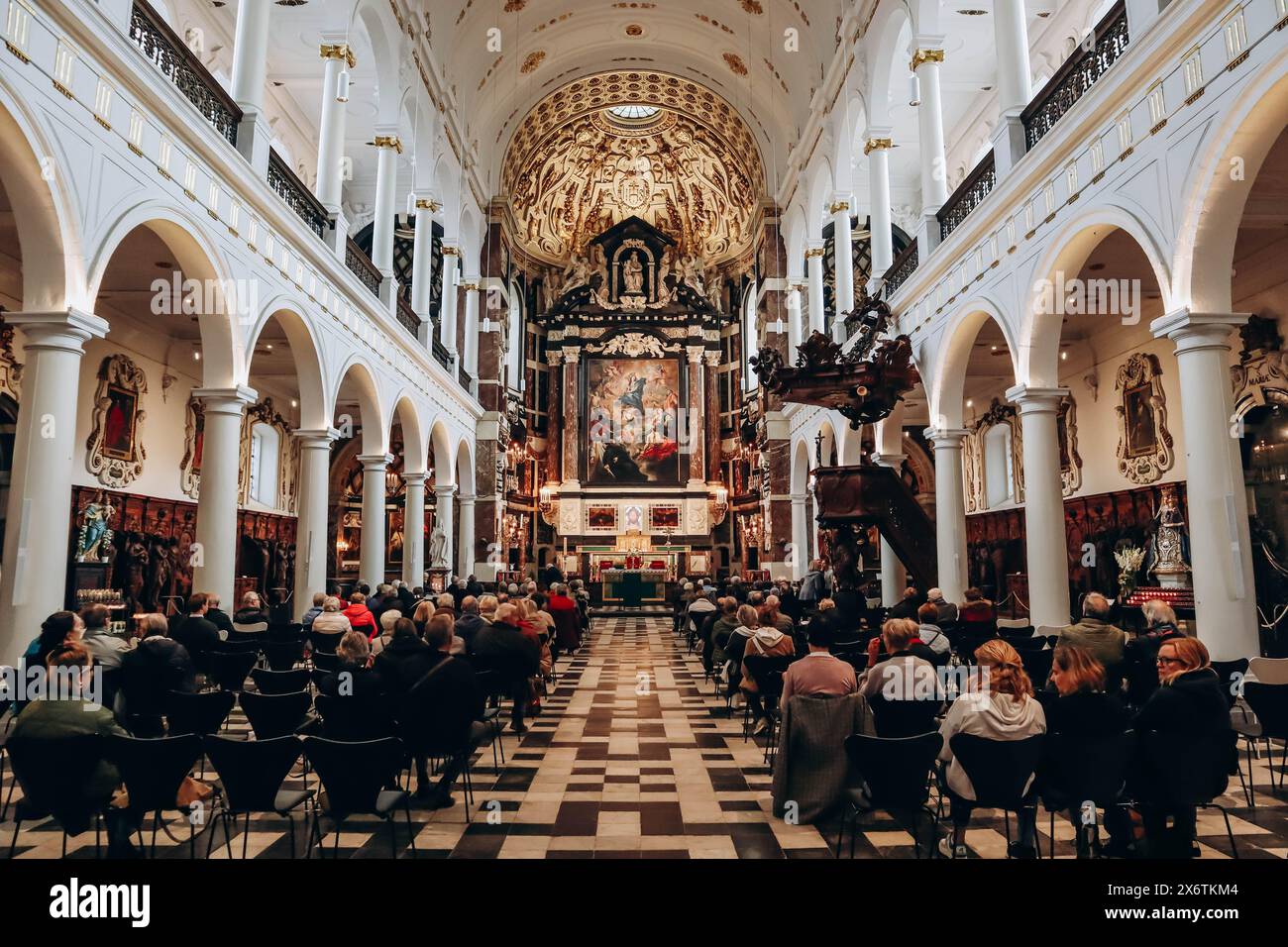 Antwerpen, Belgien - 22. Oktober 2023: St. Charles Borromeo Church (Niederländisch: Sint-Carolus Borromeuskerk), eine Kirche im Zentrum von Antwerpen an der Hend Stockfoto