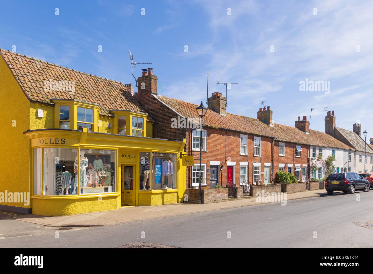 Mai 2024. Blick auf Geschäfte und Gebäude in der Aldeburgh High Street. Suffolk. UK Stockfoto