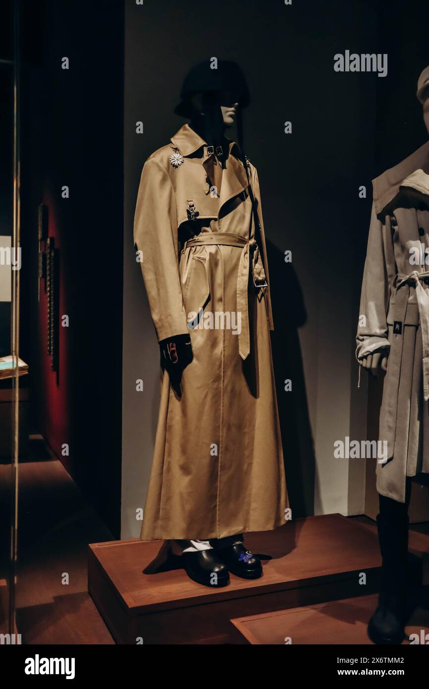 Antwerpen, Belgien - 22. Oktober 2023: RAF Simons Design (Herbst-Winter 2019-2020 Kollektion) im MoMu, einem Modemuseum Antwerpens in Belgien Stockfoto