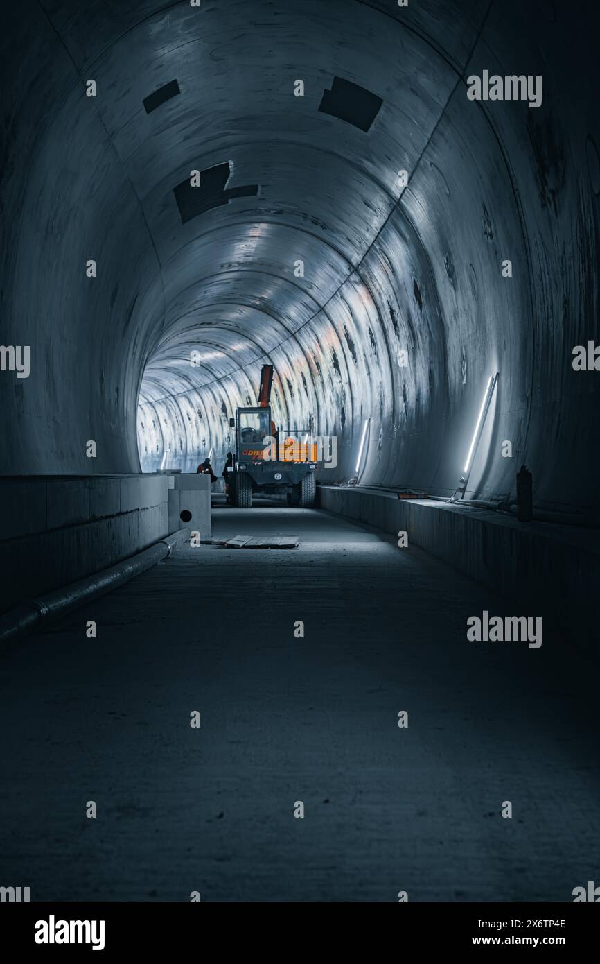 Tunnel mit Bagger, wenig Licht schafft eine ruhige Atmosphäre, Tunnelbau Hermann Hessebahn, Ostelsheim, Schwarzwald, Deutschland Stockfoto