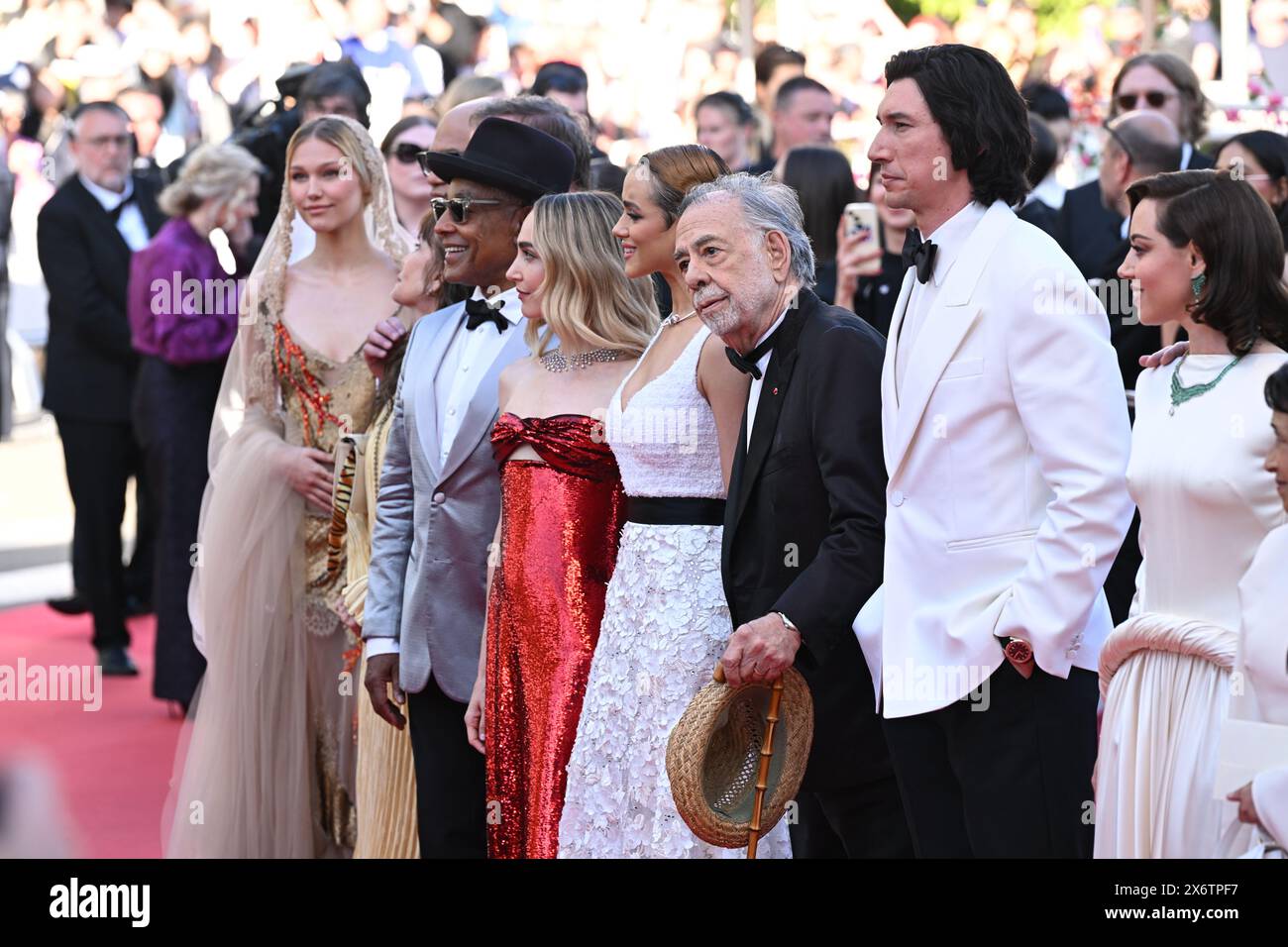 (Von links nach rechts) Grace Van der Waal, Giancarlo Esposito, Chloe Fineman, Nathalie Emmanuel, Francis Ford Coppola, Adam Driver und Aubrey Plaza nehmen an der Megalopolis-Premiere während des 77. Filmfestivals in Cannes Teil. Bilddatum: Donnerstag, 16. Mai 2024. Stockfoto