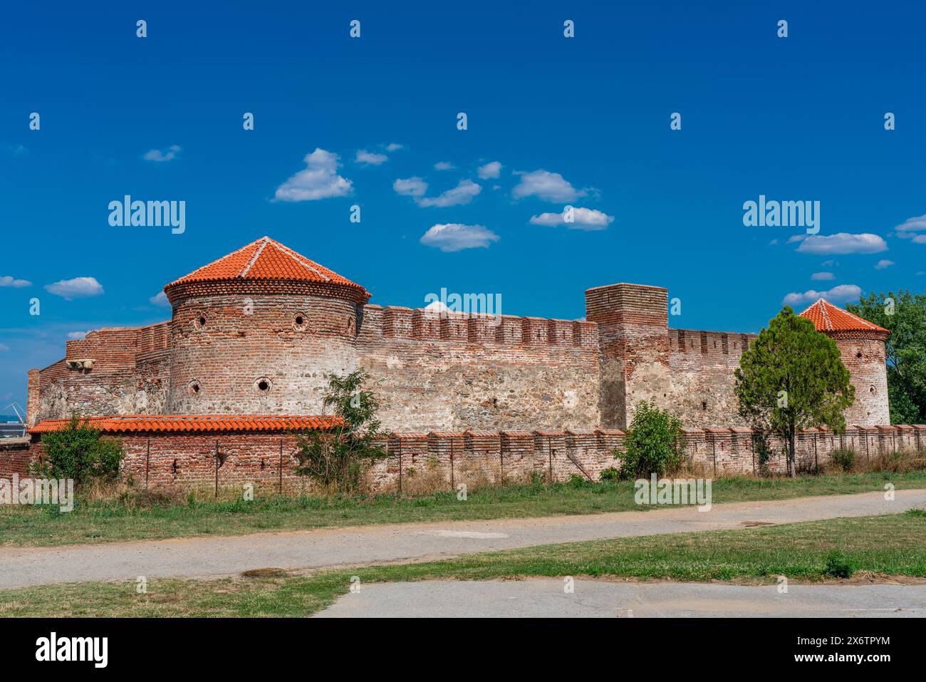 Alte Mauern und das rot gekachelte Dach der Fetislam Festung stehen stolz vor einem lebhaften Sommerhimmel. Stockfoto