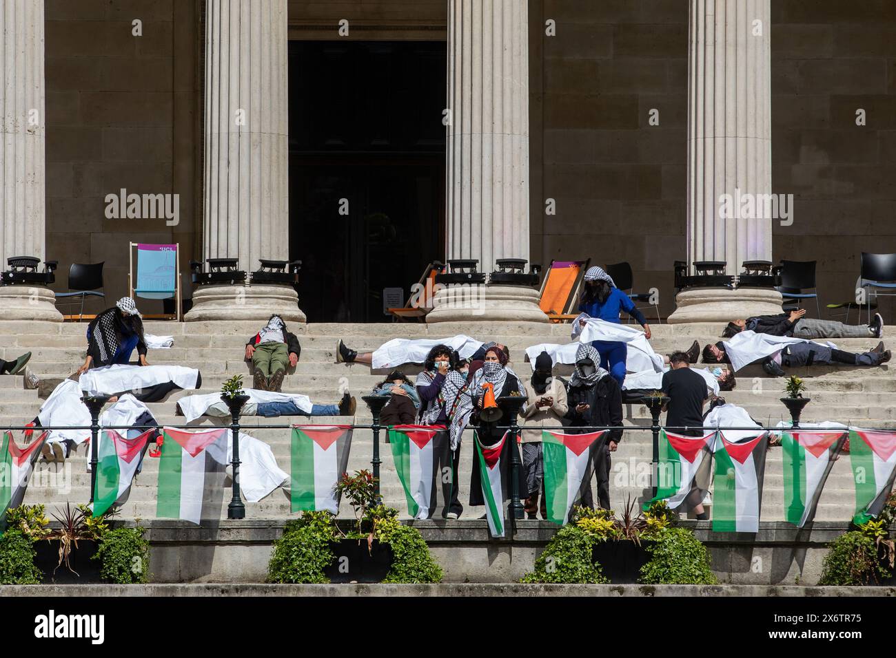 London, Großbritannien. Mai 2024. Studenten des University College London (UCL) veranstalten einen Sterbefall während einer pro-palästinensischen Kundgebung zum Nakba Day. Zwei weibliche Mitarbeiter der UCL und eine Alumna hatten sich früher die Köpfe rasiert, um palästinensische Frauen in Gaza zu unterstützen, die aufgrund fehlenden Wasserzugangs dazu gezwungen waren. Die Studenten der UCL richteten am 3. Mai ein pro-palästinensisches Lager auf dem Campus ein, um Druck auf die UCL auszuüben, akademische Partnerschaften mit Israel zu beenden und sich von Israel zu trennen. Quelle: Mark Kerrison/Alamy Live News Stockfoto