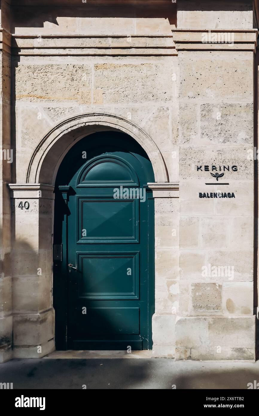 Paris, Frankreich - 1. Oktober 2023: Hauptquartier von Kering und Balenciaga im ehemaligen Hopital Laennec im 7. Arrondissement von Paris. Stockfoto