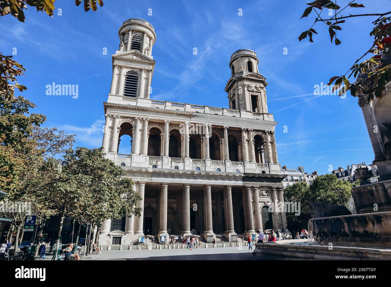 Paris, Frankreich - 1. Oktober 2023: Place Saint Sulpice in Paris Stockfoto