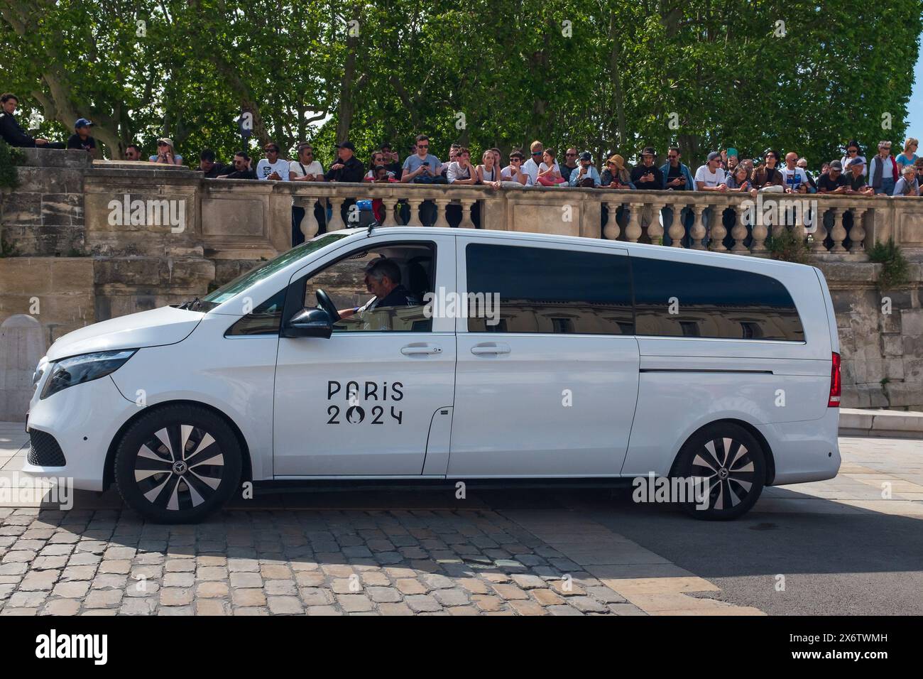 Montpellier, Frankreich. 13. Mai 2024. Ein Auto mit dem Logo der Olympischen Spiele 2024 fährt auf der Promenade du Peyrou entlang und begleitet die Fackelträger Stockfoto