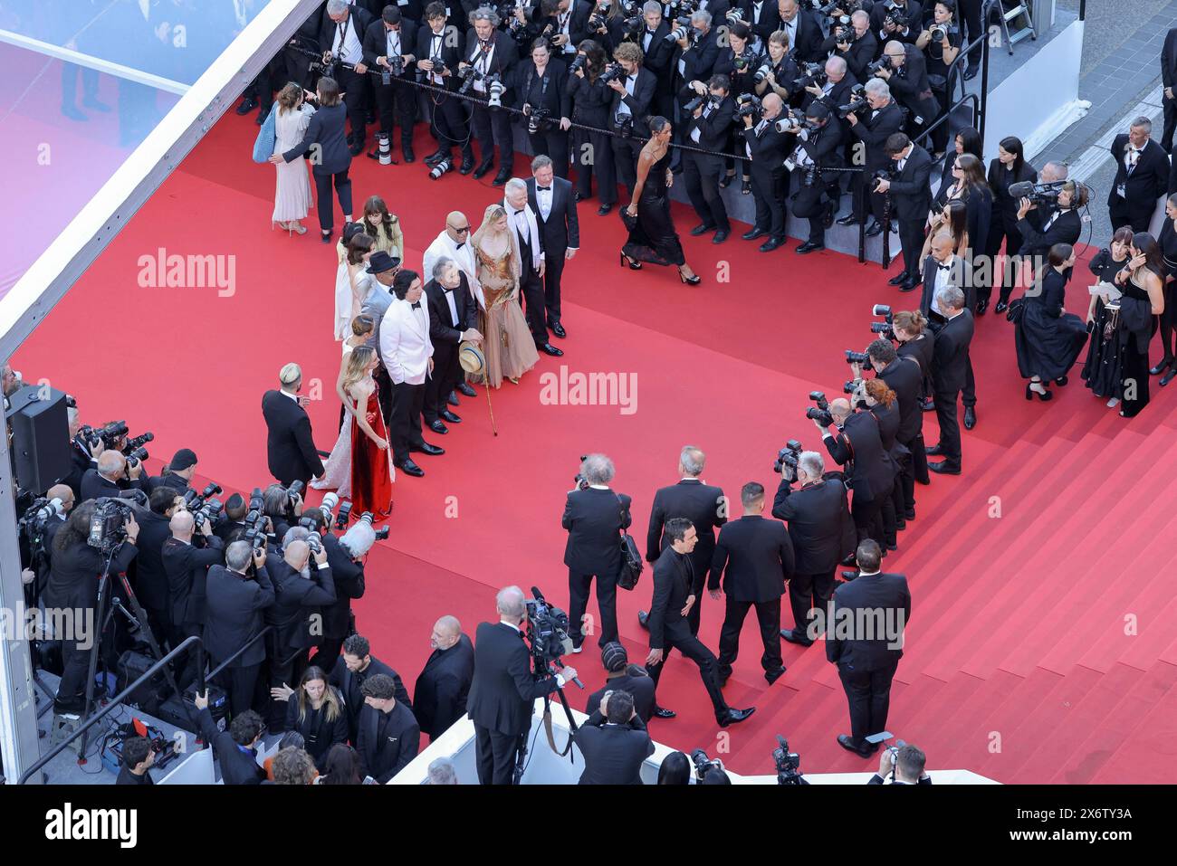 Cannes, Frankreich. Mai 2024. Jon Voight, D. B. Sweeney, Grace Vanderwaal, Giancarlo Esposito, Aubrey Plaza, Francis Ford Coppola, Romy Croquet, Adam Driver, Kathryn Hunter, Laurence Fishburne, Chloe Fineman, Nathalie Emmanuel besuchte die Megalopolis Roter Teppich beim 77. jährlichen Filmfestival in Cannes am 16. Mai 2024 im Palais des Festivals. Foto: David Boyer/ABACAPRESS. COM Credit: Abaca Press/Alamy Live News Stockfoto Cannes, Frankreich. Mai 2024. Jon Voight, D. B. Sweeney, Grace Vanderwaal, Giancarlo Esposito, Aubrey Plaza, Francis Ford Coppola, Romy Croquet, Adam Driver, Kathryn Hunter, Laurence Fishburne, Chloe Fineman, Nathalie Emmanuel besuchte die Megalopolis Roter Teppich beim 77. jährlichen Filmfestival in Cannes am 16. Mai 2024 im Palais des Festivals. Foto: David Boyer/ABACAPRESS. COM Credit: Abaca Press/Alamy Live News Stockfoto