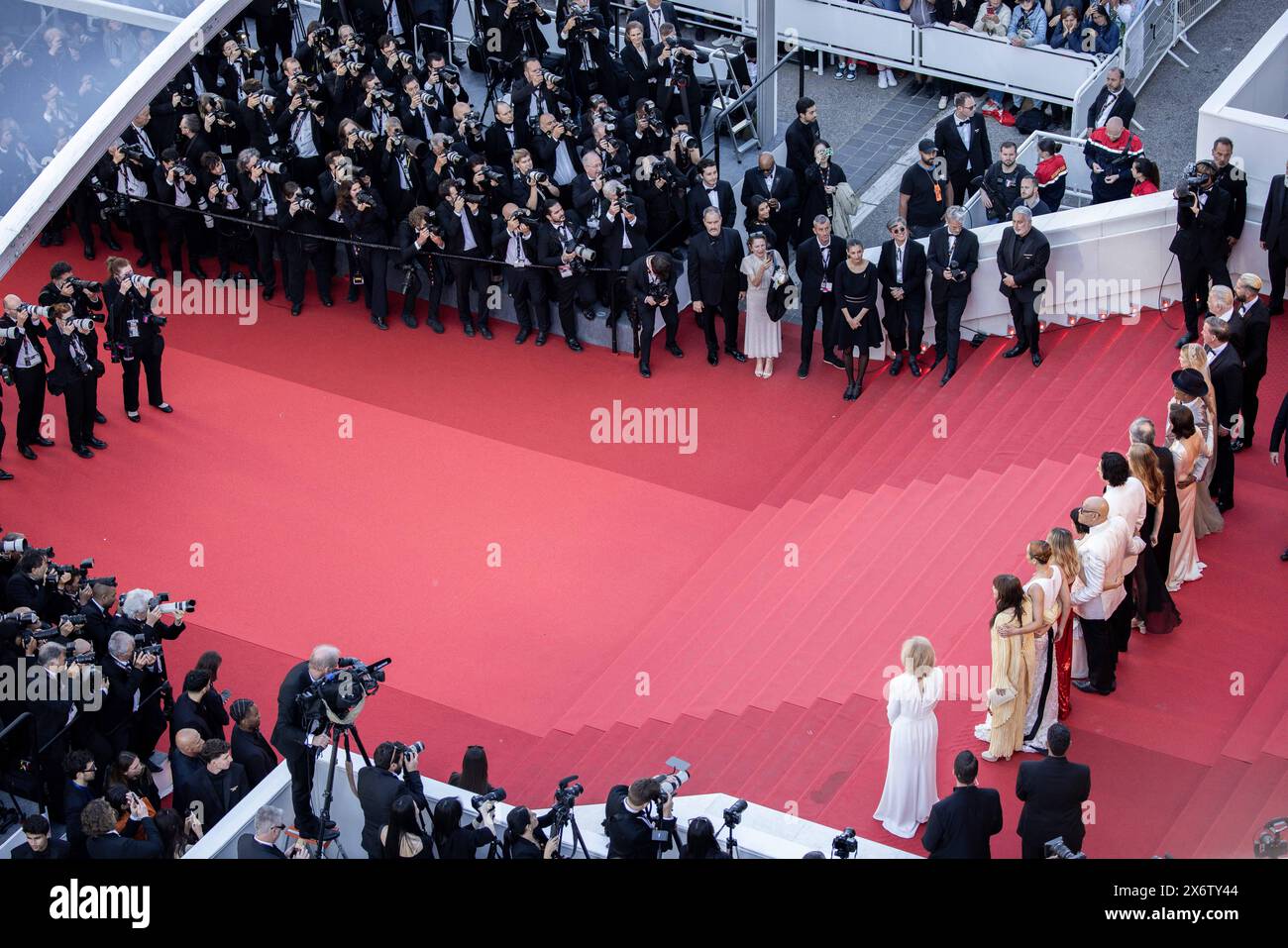 Cannes, Frankreich. Mai 2024. Jon Voight, D. B. Sweeney, Grace Vanderwaal, Giancarlo Esposito, Aubrey Plaza, Francis Ford Coppola, Romy Croquet, Adam Driver, Kathryn Hunter, Laurence Fishburne, Chloe Fineman, Nathalie Emmanuel besuchte die Megalopolis Roter Teppich beim 77. jährlichen Filmfestival in Cannes am 16. Mai 2024 im Palais des Festivals. Foto: David Boyer/ABACAPRESS. COM Credit: Abaca Press/Alamy Live News Stockfoto Cannes, Frankreich. Mai 2024. Jon Voight, D. B. Sweeney, Grace Vanderwaal, Giancarlo Esposito, Aubrey Plaza, Francis Ford Coppola, Romy Croquet, Adam Driver, Kathryn Hunter, Laurence Fishburne, Chloe Fineman, Nathalie Emmanuel besuchte die Megalopolis Roter Teppich beim 77. jährlichen Filmfestival in Cannes am 16. Mai 2024 im Palais des Festivals. Foto: David Boyer/ABACAPRESS. COM Credit: Abaca Press/Alamy Live News Stockfoto