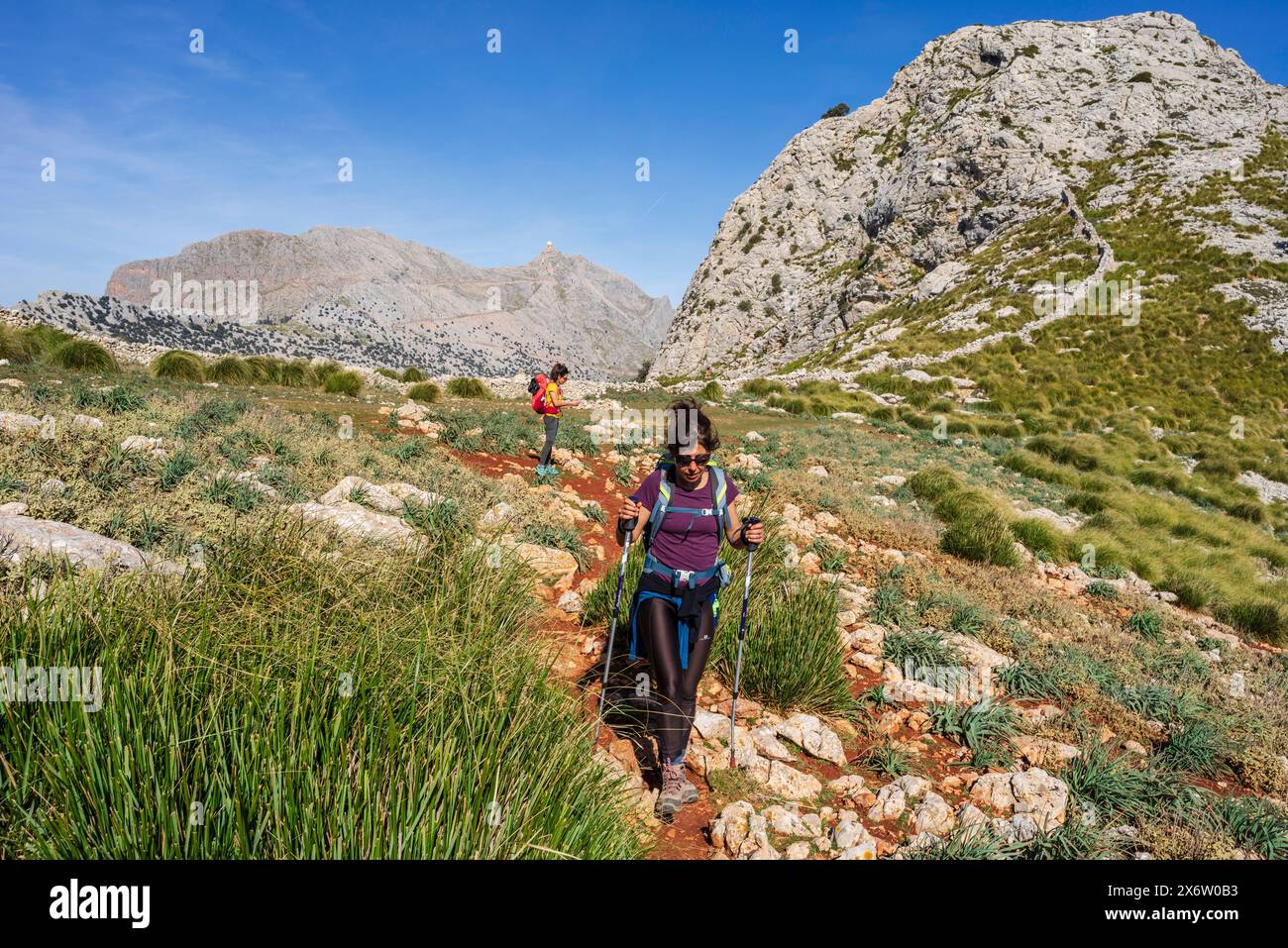 Zwei Frauen auf der Route "3 Tausend", Coll dels GATS, Naturgebiet der Serra de Tramuntana, Mallorca, Balearen, Spanien. Stockfoto