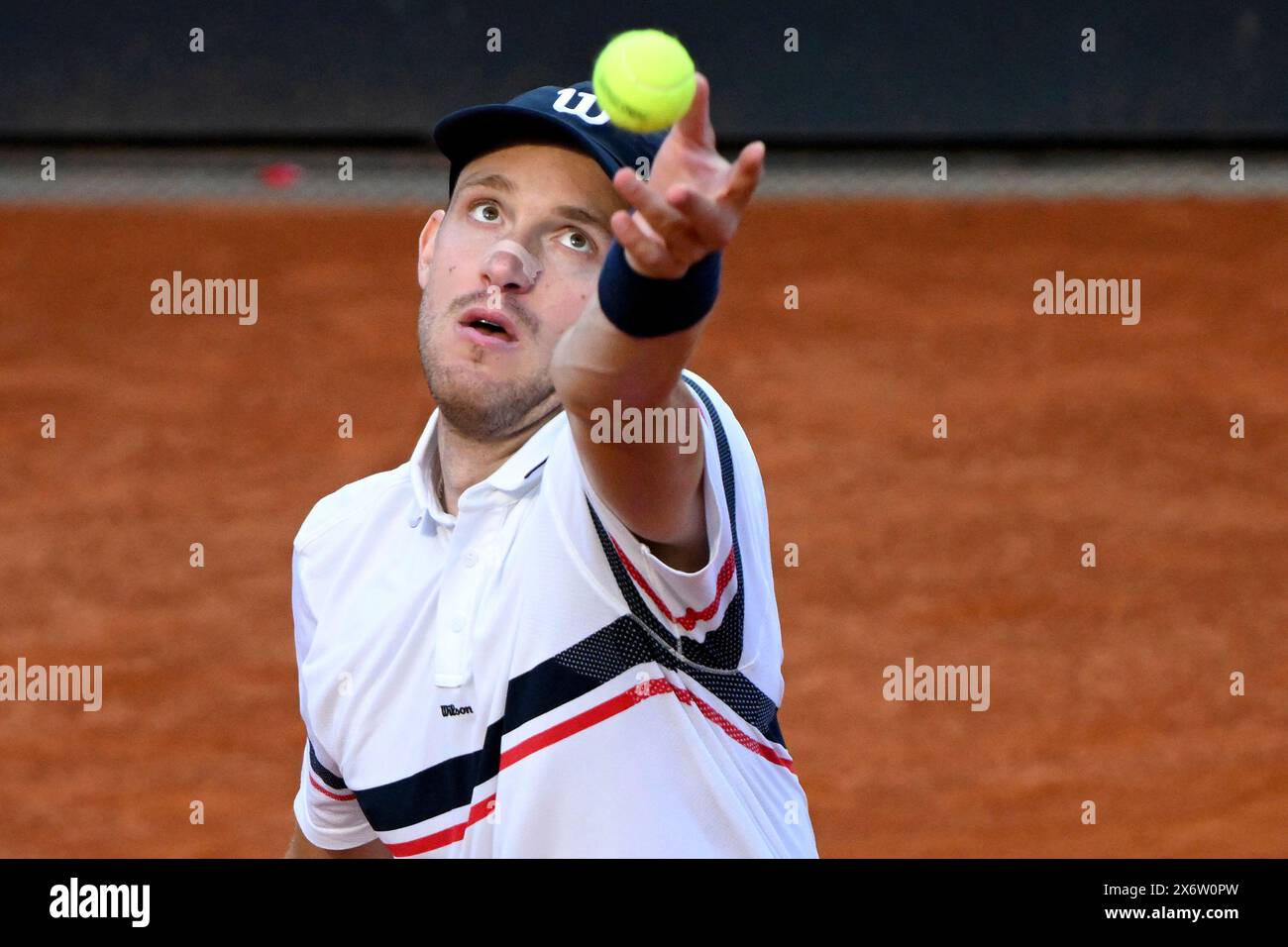 Rom, Italien. Mai 2024. Nicolas Jarry von Chile im Spiel gegen Stefanos Trsitsipas von Griechenland beim Internazionali BNL d’Italia 2024 Tennis Turnier im Foro Italico in Rom, Italien am 16. Mai 2024. Quelle: Insidefoto di andrea staccioli/Alamy Live News Stockfoto