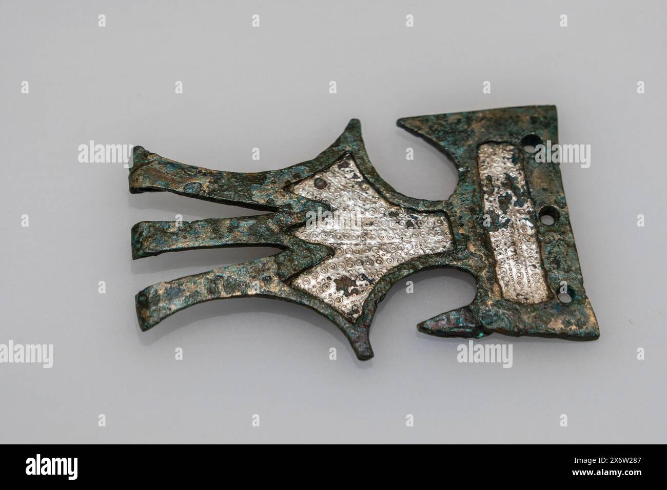 Bronze-Gürtelplatte mit drei Haken, verziert mit silberner Damaskierung, 5.-3. Jahrhundert v. Chr., Cerro Maquiz, Mengibar, iberische Kultur, Iberisches Museum von Jaén, Andalusien, Spanien. Stockfoto