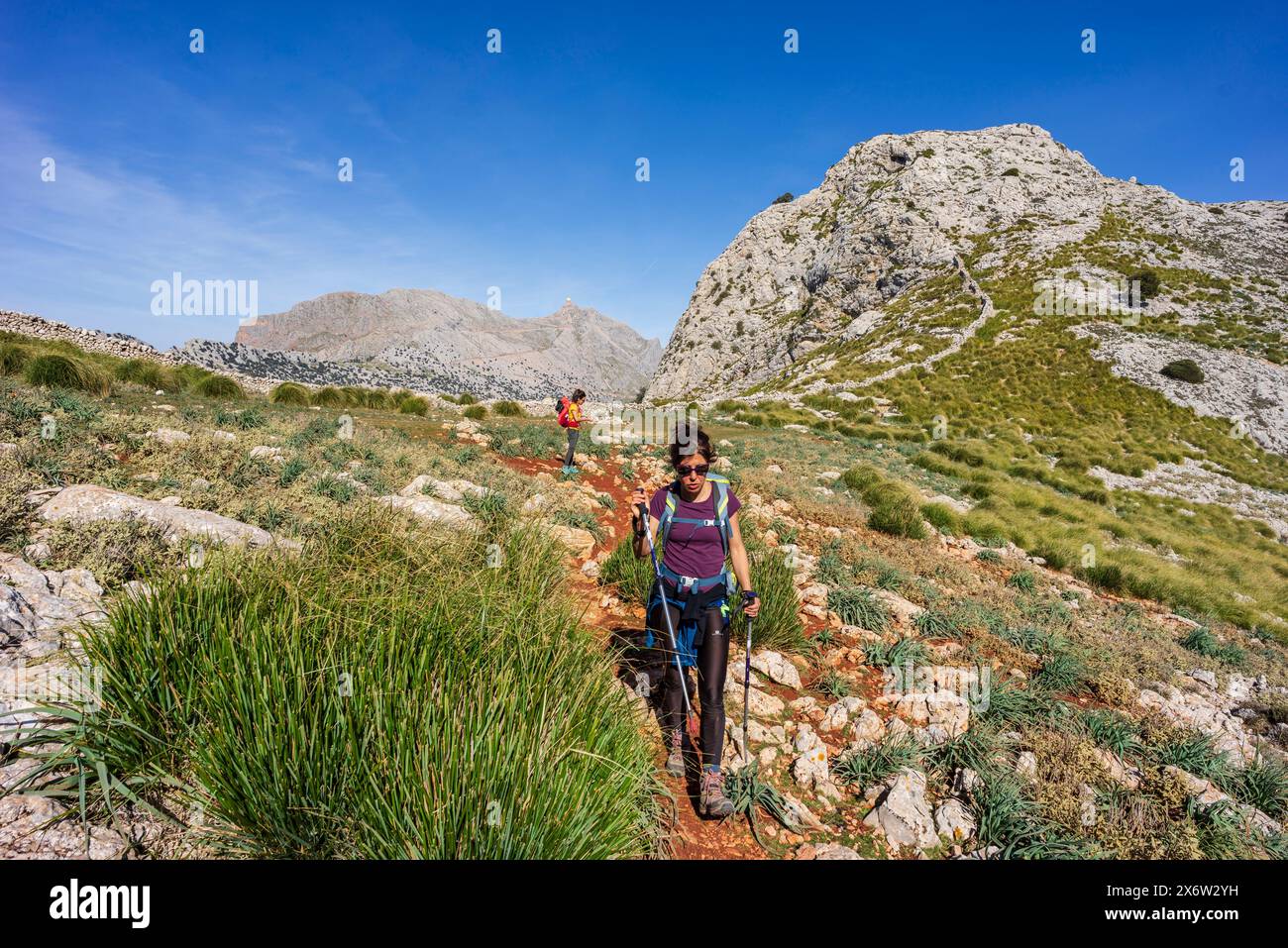 Zwei Frauen auf der Route "3 Tausend", Coll dels GATS, Naturgebiet der Serra de Tramuntana, Mallorca, Balearen, Spanien. Stockfoto