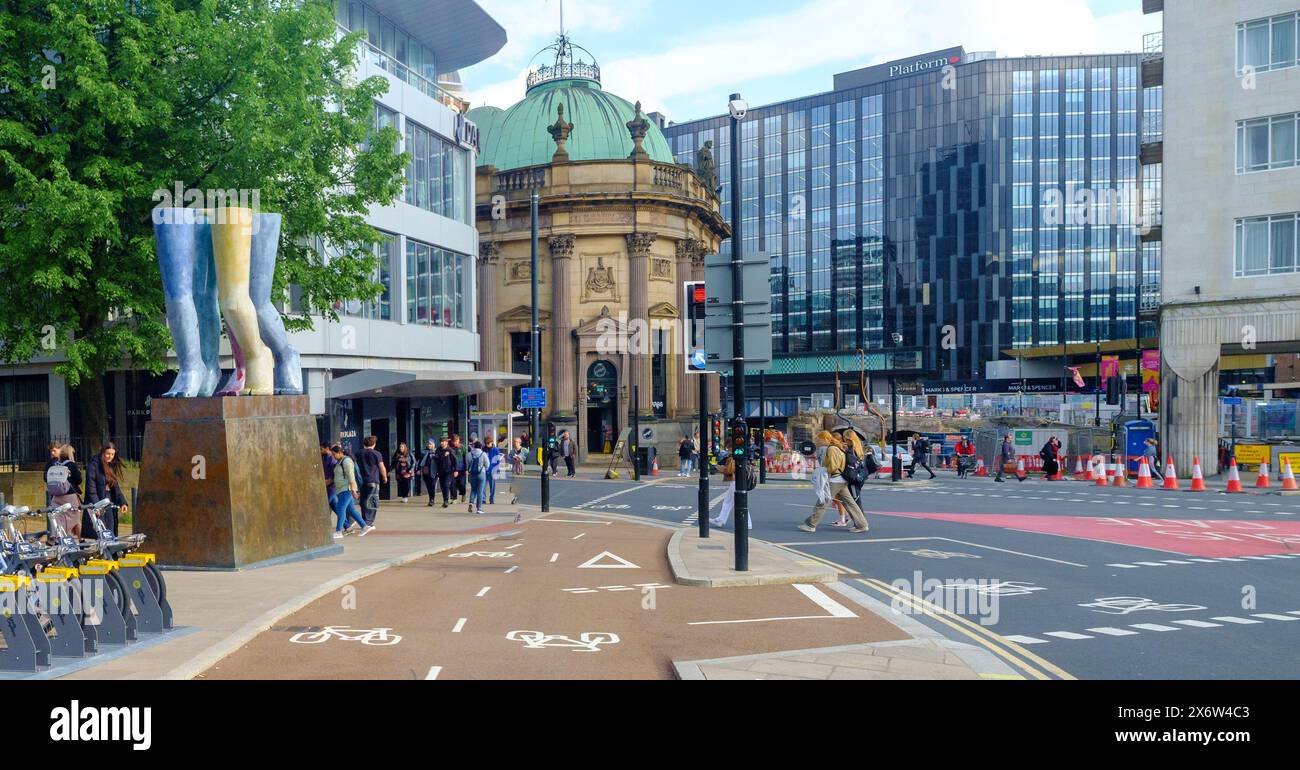 „Walking Legs“-Statue (links), City Square, Leeds, West Yorkshire; das Black Prince Gebäude (Mitte) mit O'Neil's; Plattform (Tech Hub) (rechts). Stockfoto