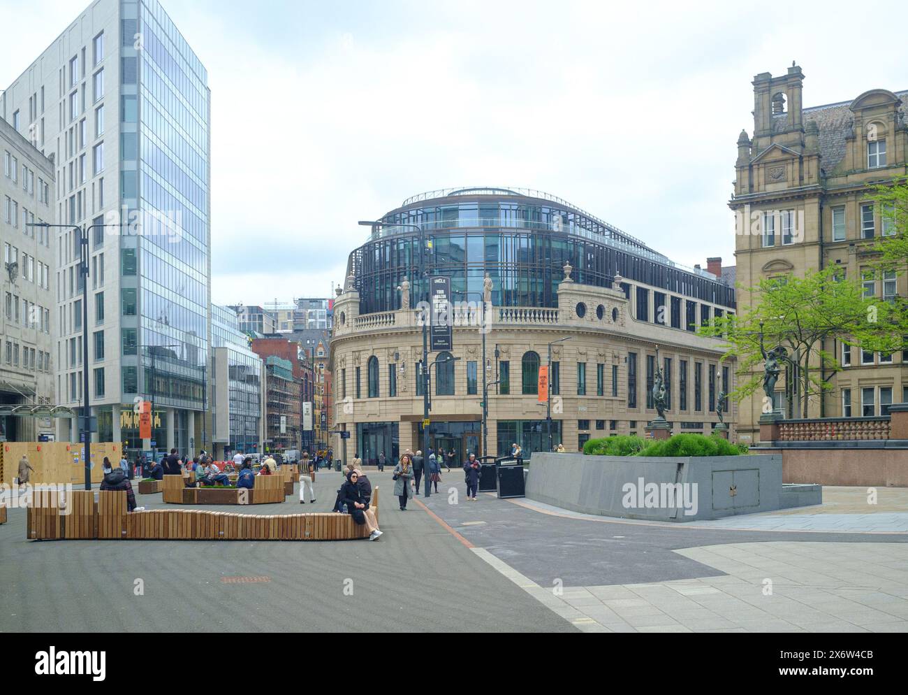 City Square, Leeds, West Yorkshire, Großbritannien. The Majestic (Zentrum) (Kanal 4 HQ); Eingang zum Bahnhof (links), Old Post Office (rechts) Stockfoto