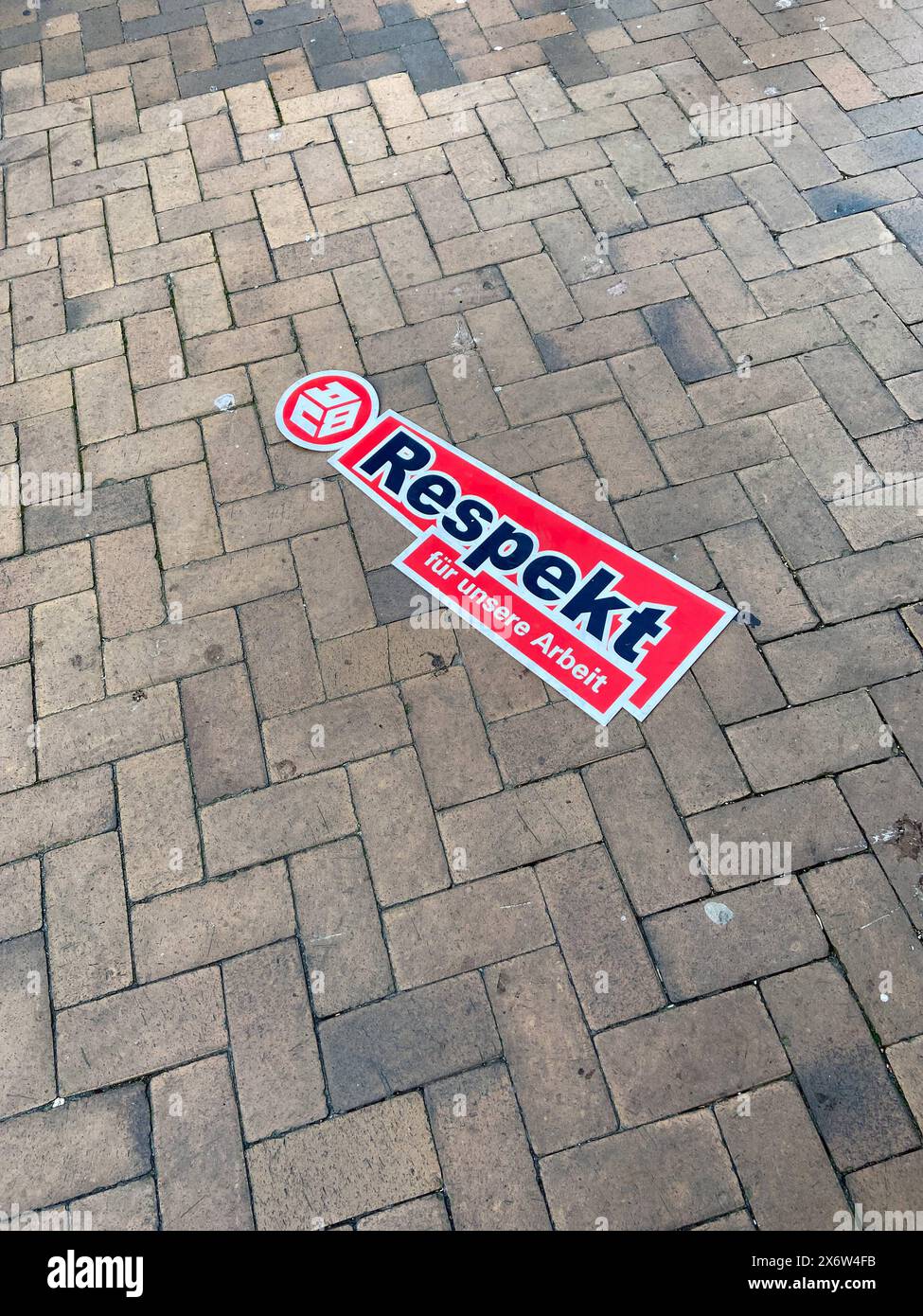 Flensburg, Schleswig-Holstein Plakat auf dem Boden des Bürgersteiges in Flensburg, in der Angelburger Straße, auf diesem steht mit schwarzen Buchstaben Respekt für unsere Arbeit , es handelt sich um ein Plakat der Gewerkschaft IGB. Aufnahme vom 16.05.2024, Flensburg, Innenstadt *** Flensburg, Schleswig Holstein Poster auf dem Boden des Bürgersteigs in Flensburg, in der Angelburger Straße, auf diesem Poster ist in schwarzen Buchstaben geschrieben Respekt für unsere Arbeit, es ist ein Poster der gewerkschaft IGB Foto aufgenommen am 16 05 2024, Flensburg, Stadtzentrum Stockfoto