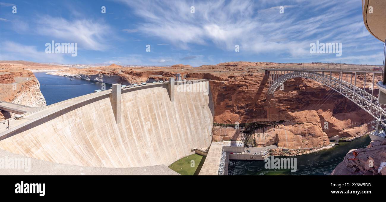 Glen Canyon Dam und Brücke mit Lake Powell im Hintergrund in der Nähe von Page, Arizona, USA am 23. April 2023 Stockfoto