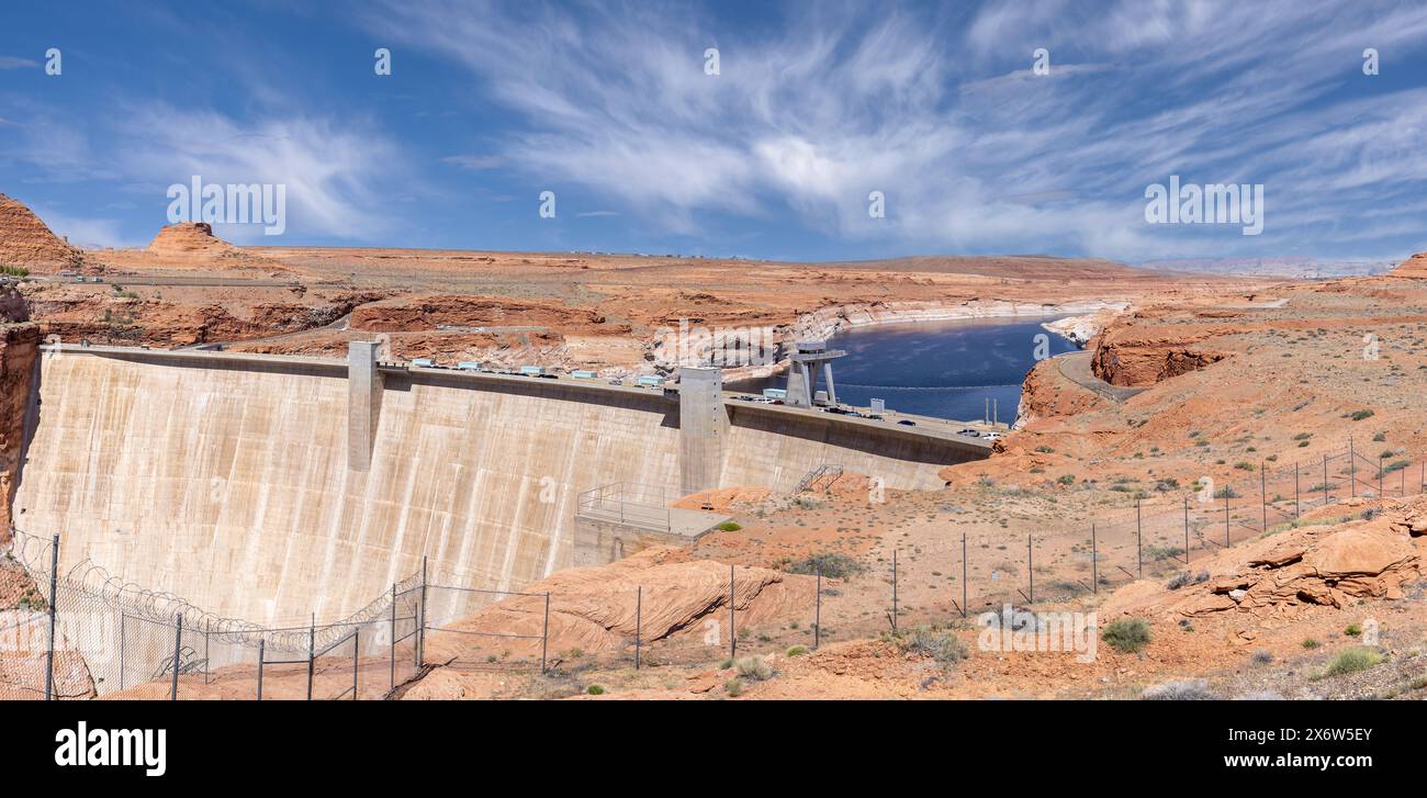 Glen Canyon Dam mit Lake Powell im Hintergrund in der Nähe von Page, Arizona, USA am 23. April 2023 Stockfoto