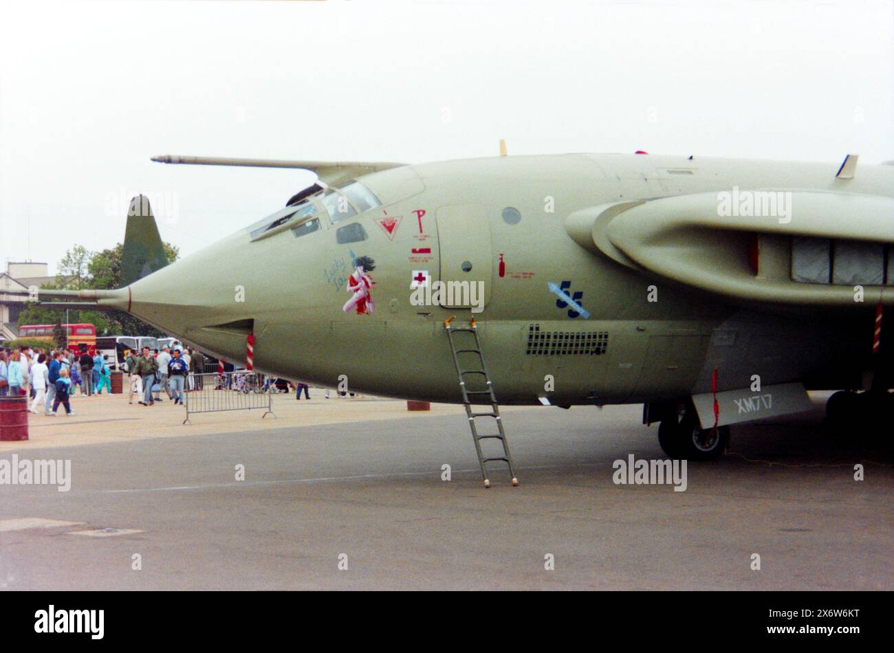 Der Veteran der Royal Air Force Handley Page Victor K2 Lufttanker XM717 namens Lucky Lou, ausgestellt auf dem Mildenhall Air Fete 1991. XM717 flog erstmals am 27. Februar 1963 und wurde auf 100 qm bei RAF Wittering ausgeliefert. Ende 1990 war XM717 einer von wenigen Siegern, die sich 55 Sqn für den Golfkrieg angeschlossen hatten. Der letzte Flug des Flugzeugs fand im Oktober 1993 in die RAF Marham statt, wobei der Nasenabschnitt für die Erhaltung mit dem RAF Museum in Hendon vorgesehen war. Stockfoto