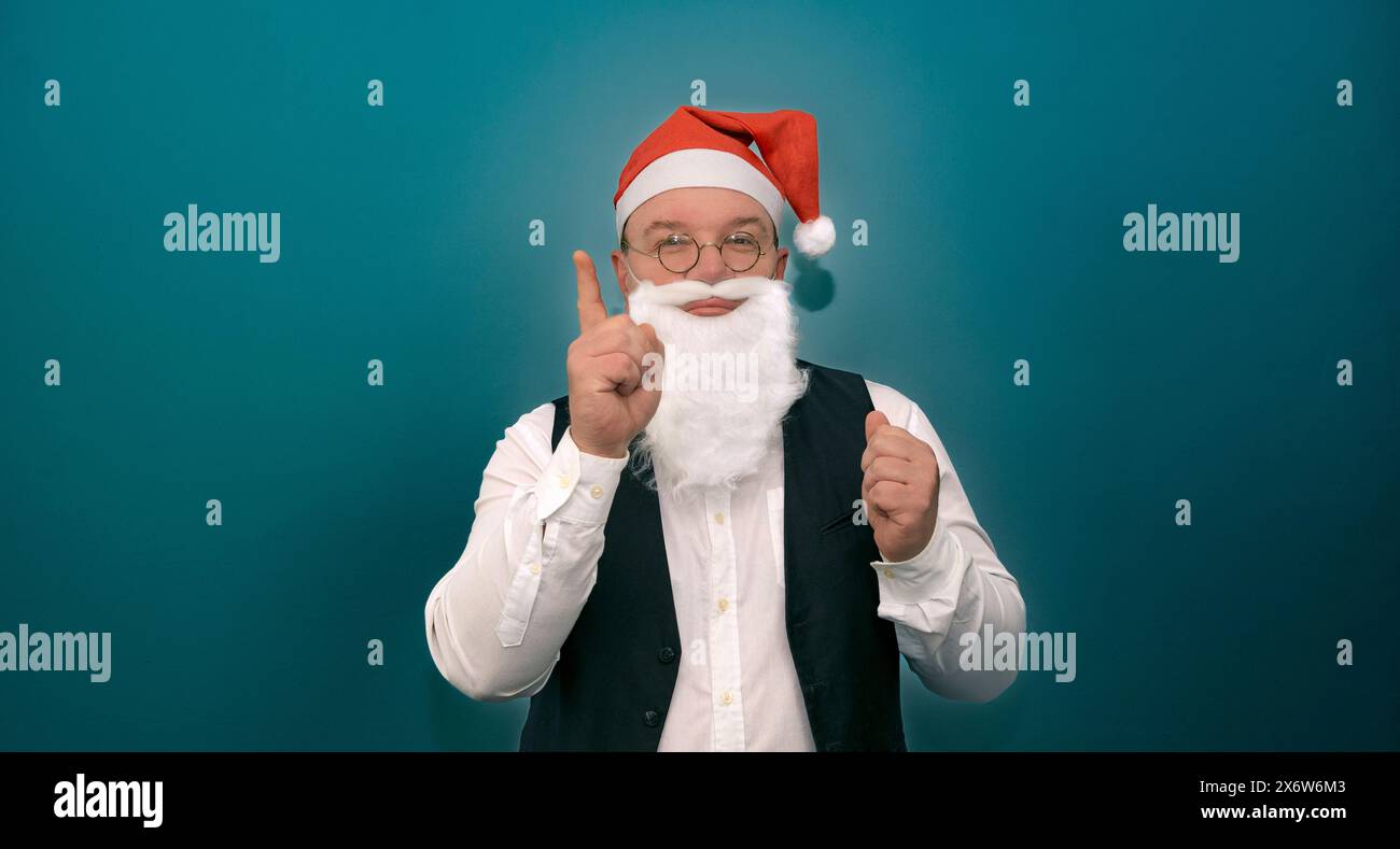 Vorbereitung auf die Party. Geeignet für Weihnachten. Ein Mann mit Weihnachtsmann-Hut und -Bart. Probiere ein Weihnachtsmannskostüm an. Stockfoto