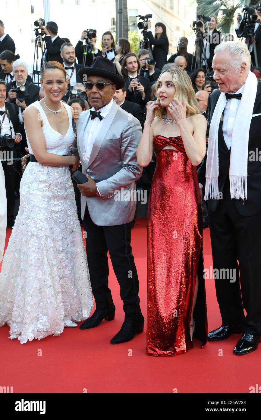 CANNES, FRANKREICH – 16. MAI: Nathalie Emmanuel, Giancarlo Esposito, Jon Voight und Chloe Fineman nehmen an der Premiere von Megalopolis beim 77. Jährlichen Filmfestival von Cannes am 16. Mai 2024 im Palais des Festivals in Cannes Teil. CAP/GOL ©GOL/Capital Pictures Stockfoto