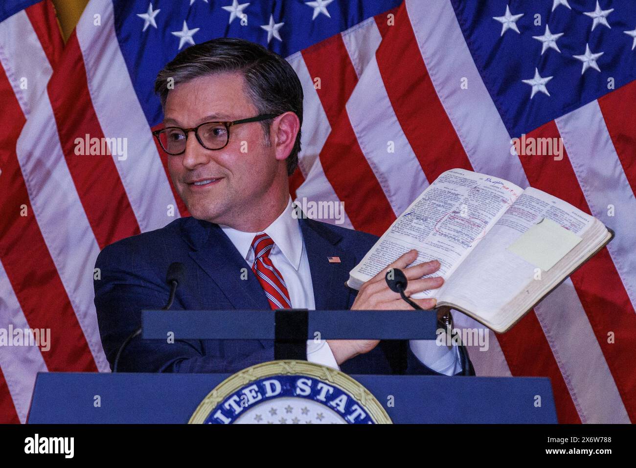Washington, Usa. Mai 2024. Der Sprecher des US-Repräsentantenhauses Mike Johnson (Republikaner von Louisiana) hält während einer Zeremonie zur Enthüllung einer Graham-Statue am Donnerstag, den 16. Mai 2024 in Washington DC eine Bibel des verstorbenen Reverend Billy Graham im Besitz. Credit: Aaron Schwartz/CNP Credit: Abaca Press/Alamy Live News Stockfoto